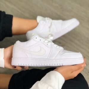 RETRO 1 LOW TRIPLE WHITE