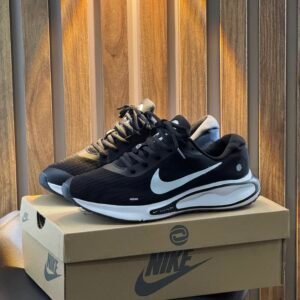 NIKE JOURNEY NEGRA BLANCA
