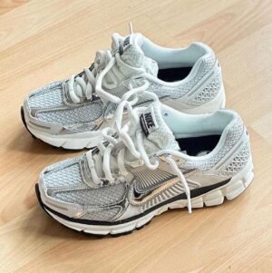 NIKE VOMERO BLANCA GRIS